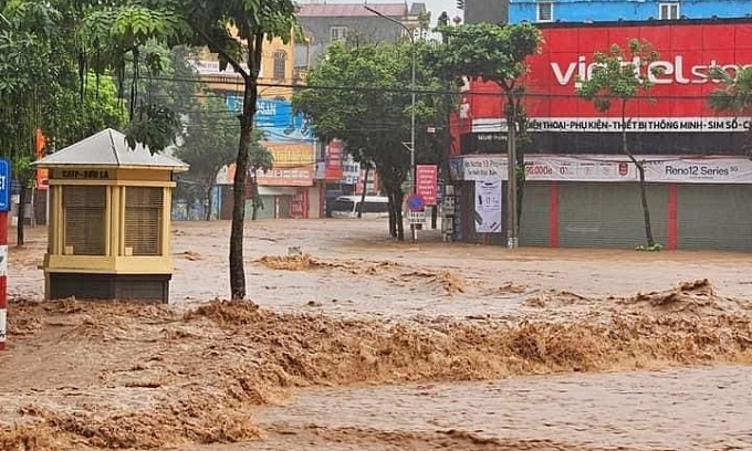 Vietnam Dilanda Badai Prapiroon, Turis Terdampar Di Hotel